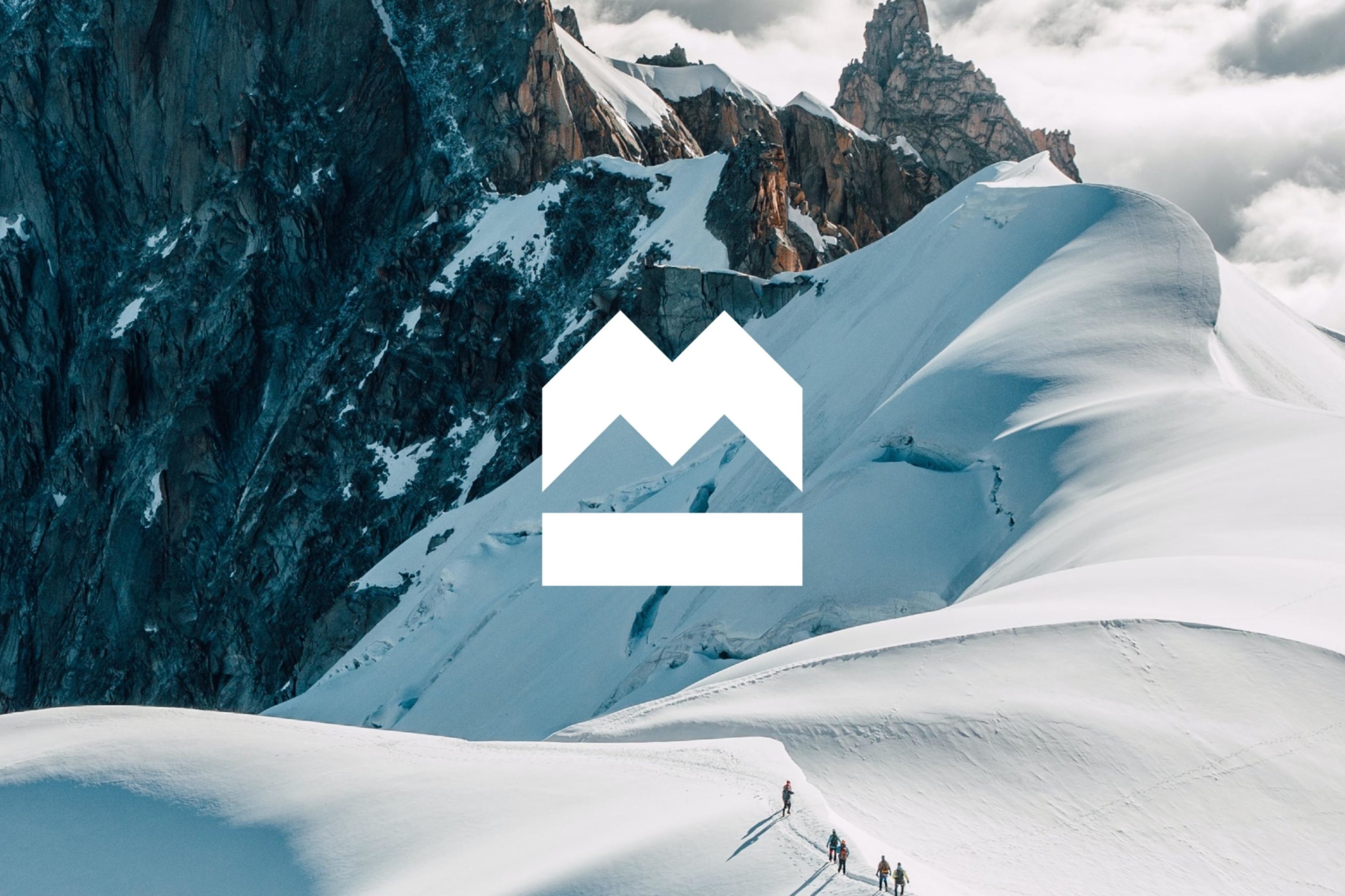 Milrab sin logo over snødekt vinterlandskap