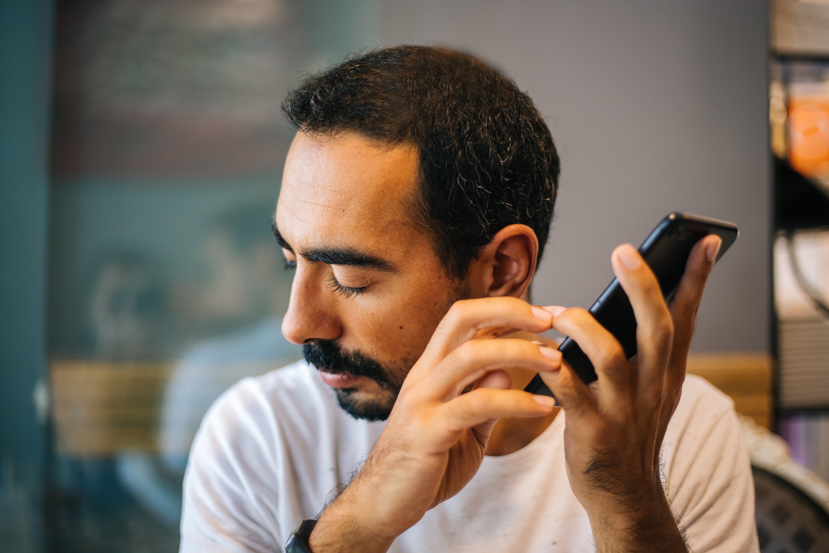 Blind mann som bruker skjermleser på telefonen