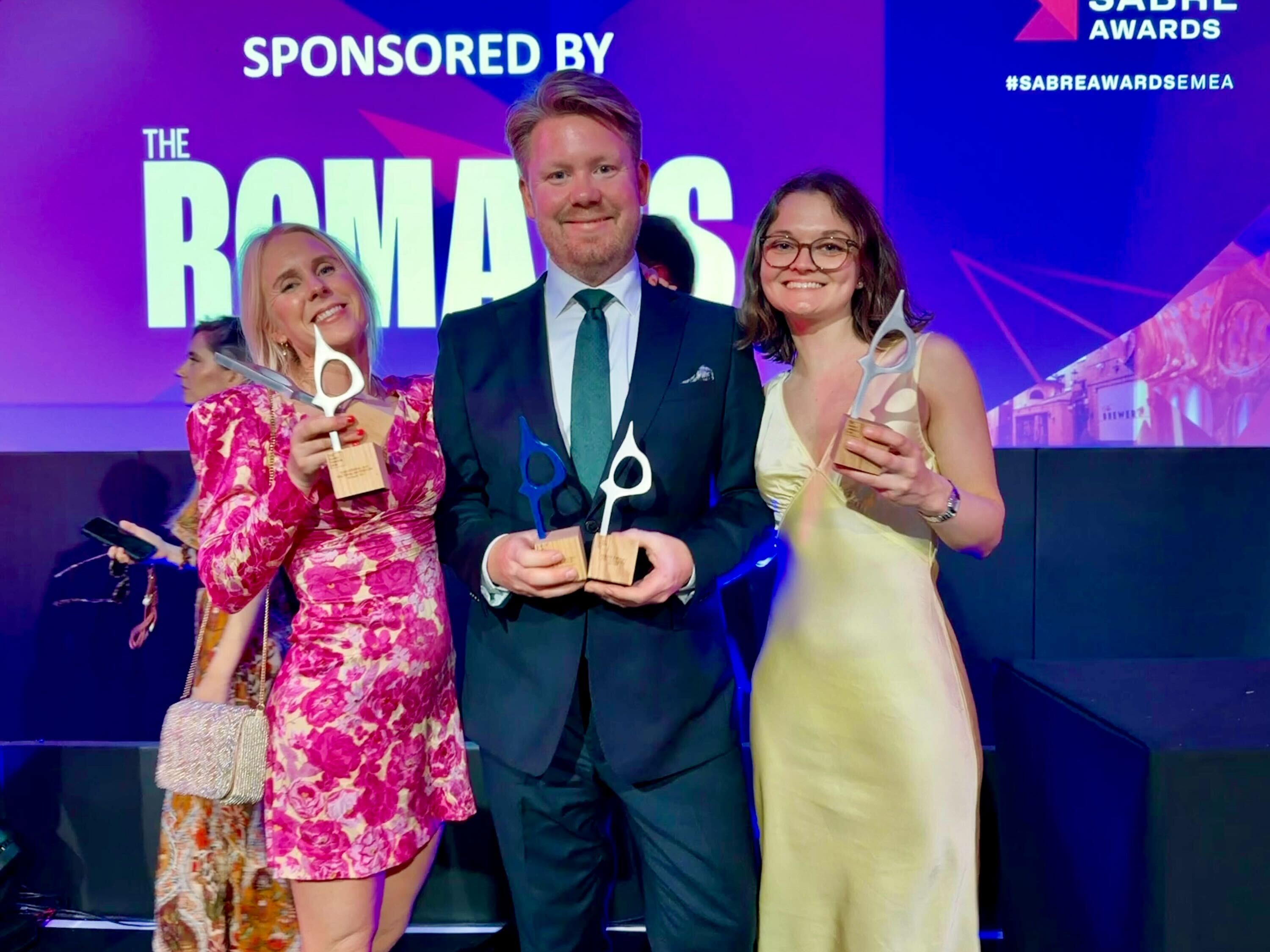 Maren Kateraas, Scott Allan og Elena Gonder på scenen under Sabre Awards